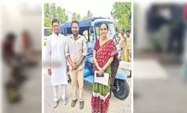 Public governance : ఇది కదా ప్రజాపాలన..నిరుద్యోగికి ఆటో Public governance : ఇది కదా ప్రజాపాలన..నిరుద్యోగికి ఆటో