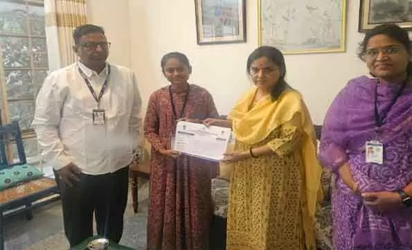 CS Shanthikumari : ఇంటింటి సర్వేలో వివరాలు నమోదు చేసిన సీఎస్ శాంతికుమారి CS Shanthikumari : ఇంటింటి సర్వేలో వివరాలు నమోదు చేసిన సీఎస్ శాంతికుమారి