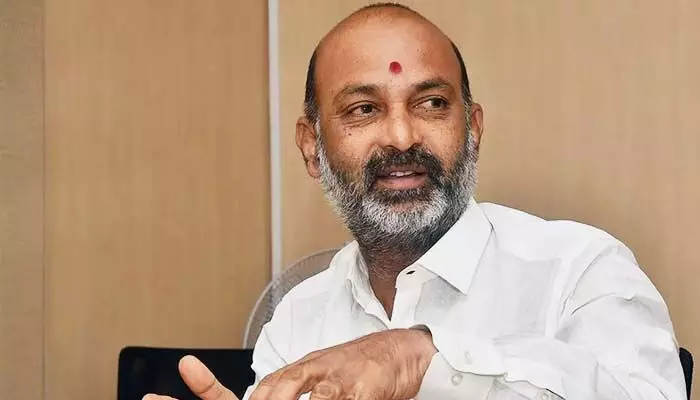 Bandi Sanjay: తెలంగాణలోనూ కాంగ్రెస్కు అదే గతి పట్టబోతోంది.. బండి సంజయ్ సెన్సేషనల్ కామెంట్స్ Bandi Sanjay: తెలంగాణలోనూ కాంగ్రెస్కు అదే గతి పట్టబోతోంది.. బండి సంజయ్ సెన్సేషనల్ కామెంట్స్