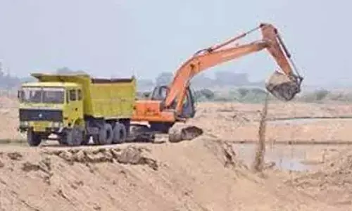 తుంగభద్రలో ఇసుక తోడేళ్లు..!