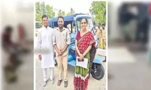 Public governance : ఇది కదా ప్రజాపాలన..నిరుద్యోగికి ఆటో