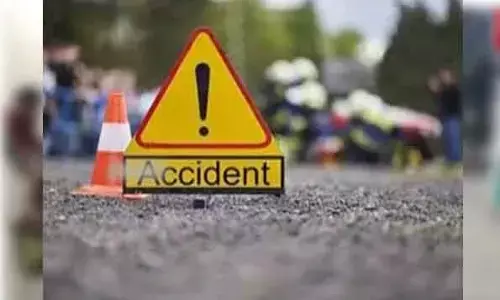 Car accident : కారు బోల్తా...అమ్మమ్మ, మనవరాలు దుర్మరణం