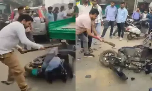 OLA: కస్టమర్ ఆగ్రహం.. ఓలా షోరూం ముందే స్కూటీని పగలకొట్టిన వైనం