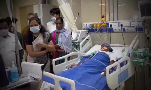 MLC Kavita: గురుకుల విద్యార్థినికి ఎమ్మెల్సీ కవిత పరామర్శ