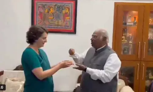 Priyanka Gandhi : ఖర్గేను కలిసిన ప్రియాంక గాంధీ