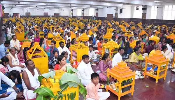 Yadagirigutta : యాదగిరిగుట్టలో భక్తుల రద్దీ Yadagirigutta : యాదగిరిగుట్టలో భక్తుల రద్దీ
