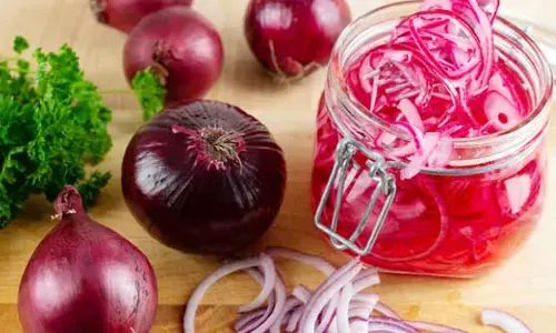 Raw onion: భోజనంతో పాటు పచ్చి ఉల్లి తింటే ఏమవుతుందో తెలుసా..?