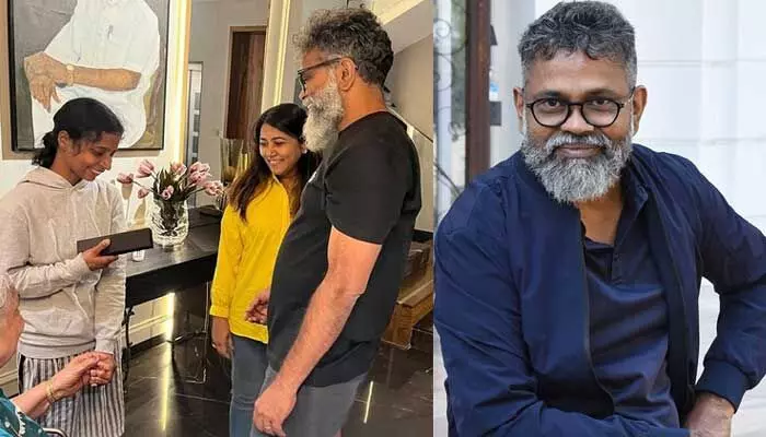 పనిమనిషికి గవర్నమెంట్ జాబ్.. సెలబ్రేట్ చేసుకున్న డైరెక్టర్ సుకుమార్ ఫ్యామిలీ(పోస్ట్) పనిమనిషికి గవర్నమెంట్ జాబ్.. సెలబ్రేట్ చేసుకున్న డైరెక్టర్ సుకుమార్ ఫ్యామిలీ(పోస్ట్)