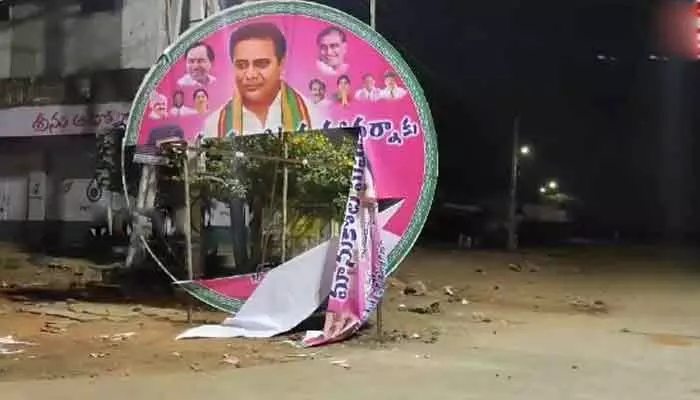 BRS: నేడు బీఆర్ఎస్ మహాధర్నా.. మహబూబాబాద్ లో ఫ్లెక్సీల రగడ BRS: నేడు బీఆర్ఎస్ మహాధర్నా.. మహబూబాబాద్ లో ఫ్లెక్సీల రగడ