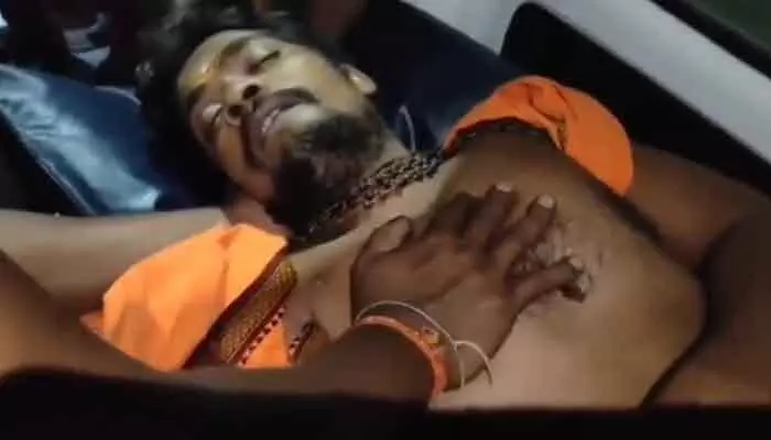 Dwaraka Tirumala: దారుణం.. గుండెపోటుతో అయ్యప్ప మాలధారుడు మృతి Dwaraka Tirumala: దారుణం.. గుండెపోటుతో అయ్యప్ప మాలధారుడు మృతి