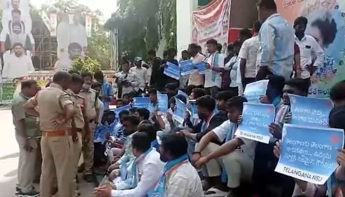 NSUI: గాంధీభవన్ ముందు తెలంగాణ కాంగ్రెస్ విద్యార్థి విభాగం ధర్నా NSUI: గాంధీభవన్ ముందు తెలంగాణ కాంగ్రెస్ విద్యార్థి విభాగం ధర్నా