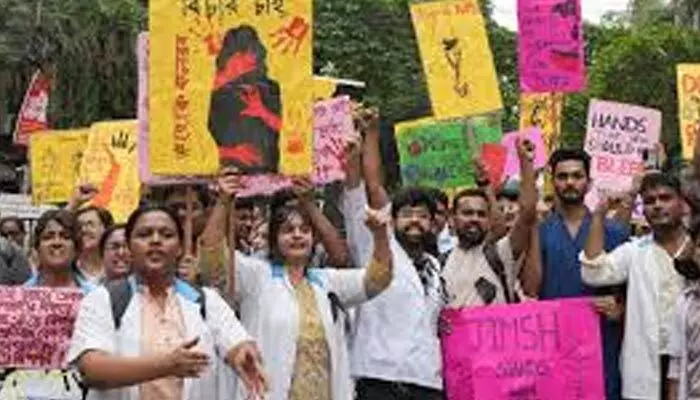 RG Kar: పోలీసు కస్టడీలో మహిళపై చిత్రహింసలు.. సిట్ విచారణకు సుప్రీంకోర్టు ఆదేశాలు RG Kar: పోలీసు కస్టడీలో మహిళపై చిత్రహింసలు.. సిట్ విచారణకు సుప్రీంకోర్టు ఆదేశాలు