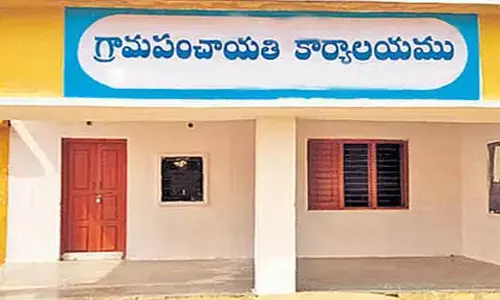 Gandhari: కష్టాల నౌకరీ.. పేరుకే పంచాయతీ కార్యదర్శులు