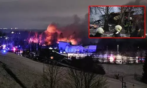 Plane Crashes: జనావాసాలపై కుప్పకూలిన భారీ  విమానం