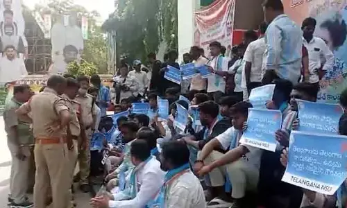 NSUI: గాంధీభవన్ ముందు తెలంగాణ కాంగ్రెస్ విద్యార్థి విభాగం ధర్నా