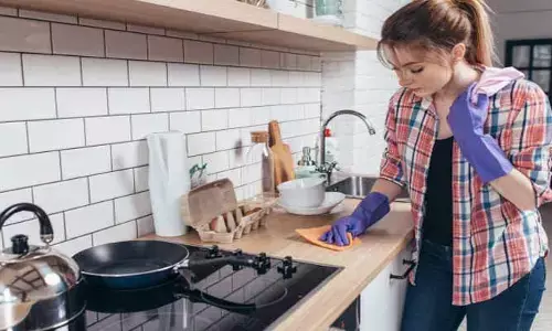 Kitchen Tips: కిచెన్‌లో నూనె మరకలను ఈ సింపుల్ చిట్కాలతో తొలగించుకోండి!
