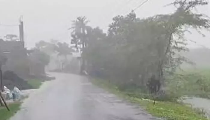 Cyclone: దూసుకొస్తున్న తుపాన్.. తమిళనాడులో భారీ వర్షాలు కురిసే చాన్స్ ! Cyclone: దూసుకొస్తున్న తుపాన్.. తమిళనాడులో భారీ వర్షాలు కురిసే చాన్స్ !