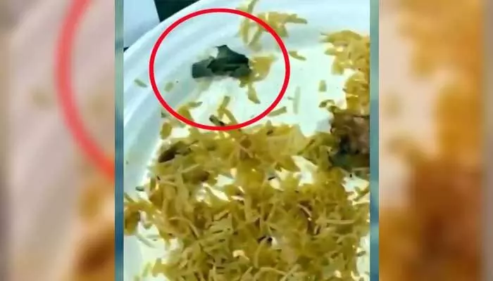 Bawarchi Biryani : బావర్చి బిర్యానీలో సగం తాగిన సిగరెట్ పీక... ఆగ్రహం వ్యక్తం చేసిన కస్టమర్లు Bawarchi Biryani : బావర్చి బిర్యానీలో సగం తాగిన సిగరెట్ పీక... ఆగ్రహం వ్యక్తం చేసిన కస్టమర్లు