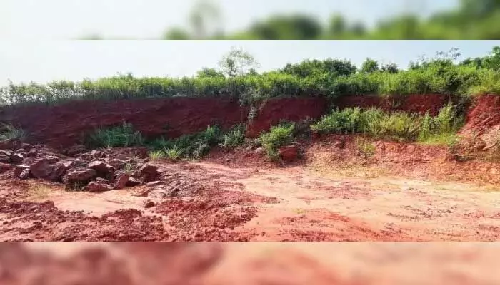 తోగ్గూడెంలో మళ్లీ మైనింగ్ షురూ.. రాజకీయ అండతో చెలరేగుతున్న అక్రమార్కులు తోగ్గూడెంలో మళ్లీ మైనింగ్ షురూ.. రాజకీయ అండతో చెలరేగుతున్న అక్రమార్కులు