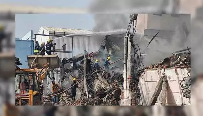 Jeedimetla Fire Accident : జీడిమెట్ల అగ్నిప్రమాదం.. 27 గంటలైనా అదుపులోకి రాని మంటలు Jeedimetla Fire Accident : జీడిమెట్ల అగ్నిప్రమాదం.. 27 గంటలైనా అదుపులోకి రాని మంటలు