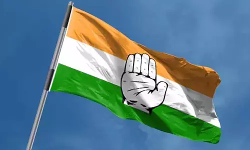 BIG News: రాష్ట్రంలో షాకింగ్ ఘటన.. కాంగ్రెస్ సీనియర్ నేత కారుపై రాళ్ల దాడి!