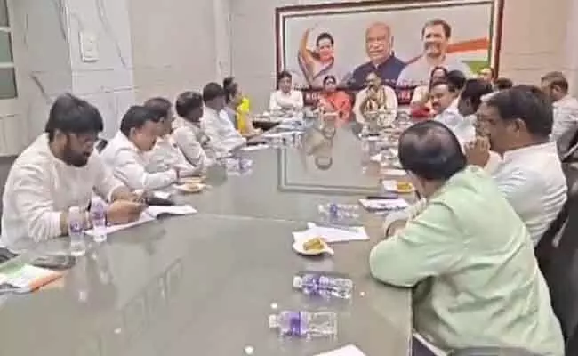 PCC Chief : ఎమ్మెల్సీ అభ్యర్థుల ఎన్నికపై జిల్లాల నేతలతో పీసీసీ చీఫ్ కీలక భేటీ PCC Chief : ఎమ్మెల్సీ అభ్యర్థుల ఎన్నికపై జిల్లాల నేతలతో పీసీసీ చీఫ్ కీలక భేటీ