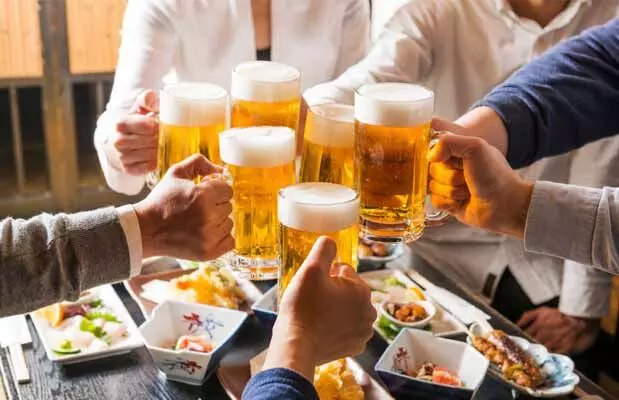 Beer: అస్సలు బీర్కు, పొట్టకు మధ్య సంబంధమేంటి.. నిపుణులు ఏం చెబుతున్నారు? Beer: అస్సలు బీర్కు, పొట్టకు మధ్య సంబంధమేంటి.. నిపుణులు ఏం చెబుతున్నారు?
