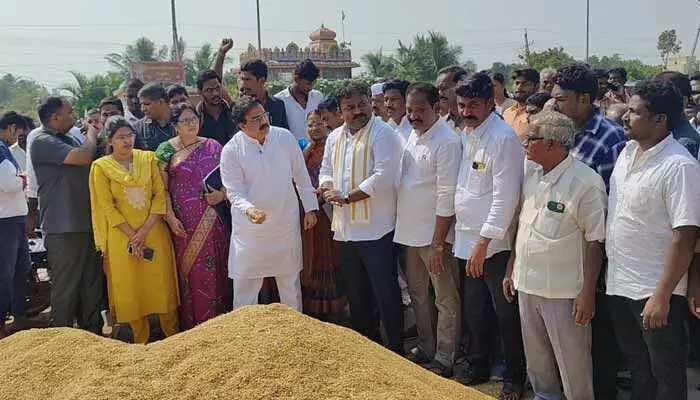 Nadendla Manohar:‘ధాన్యాన్ని తక్కువ రేటుకు అమ్ముకోవద్దు’.. రైతులకు మంత్రి నాదెండ్ల కీలక సూచనలు Nadendla Manohar:‘ధాన్యాన్ని తక్కువ రేటుకు అమ్ముకోవద్దు’.. రైతులకు మంత్రి నాదెండ్ల కీలక సూచనలు