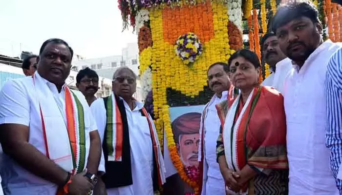 TPCC: ఫూలే ప్రయత్నాలు స్పూర్తినిస్తూనే ఉన్నాయి.. పీసీసీ చీఫ్ మహేష్ కుమార్ TPCC: ఫూలే ప్రయత్నాలు స్పూర్తినిస్తూనే ఉన్నాయి.. పీసీసీ చీఫ్ మహేష్ కుమార్
