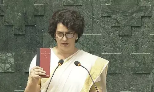 Priyanka Gandhi: రాజ్యంగం చేతపట్టుకుని.. లోక్ సభ ఎంపీగా ప్రమాణం చేసిన ప్రియాంక గాంధీ