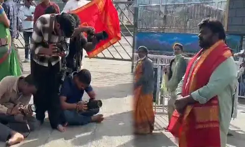 Tirumala: శ్రీవారి ఆలయం ఎదుట ఎంపీ అవినాష్ అనుచరుడి హల్ చల్