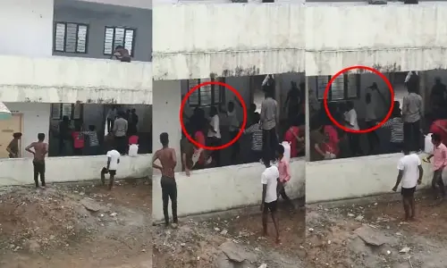 Khammam : సంక్షేమ హాస్టల్లో గ్యాంగ్ వార్! జూనియర్, సీనియర్ విద్యార్థుల మధ్య ఘర్షణ