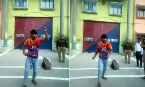 Viral Video: చెరసాల నుంచి బయటపడ్డ సంతోషం.. జైలు ముందే బ్రేక్ డ్యాన్స్