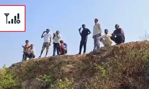 No Network: ఓ వైపు 5జీ పరుగులు.. మరో వైపు సిగ్నల్ కోసం పాట్లు.. ఆ గ్రామాలిప్పుడు వైరల్