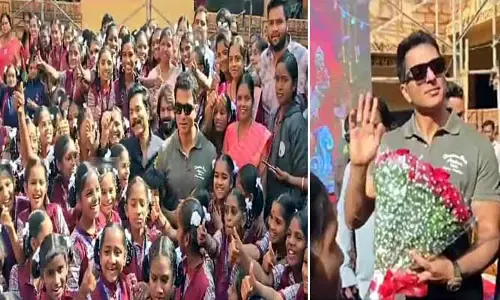 Sonu Sood: తెలుగు ప్రజలే నా కుటుంబ సభ్యులు.. పాలమాకులలో విద్యార్థులతో సోనూసూద్ సందడి