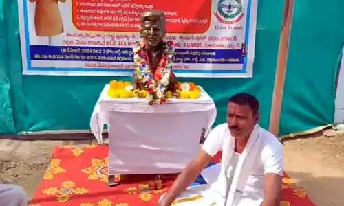 Home Guards: మా సమస్యలు పరిష్కరించాలి.. సీఎం విగ్రహంతో మాజీ హోంగార్డు దీక్ష