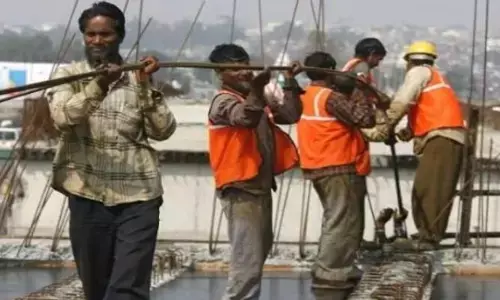 ILO: దేశీయంగా పదేళ్లలో 6.3 శాతం తగ్గిన తక్కువ వేతనం పొందే కార్మికులు