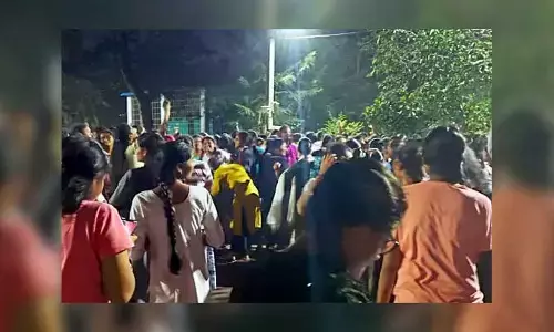 Breaking News : సాంబారులో కప్ప.. స్టూడెంట్స్ ధర్నా