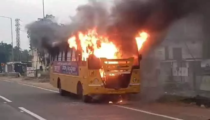Bapatla: షార్ట్ సర్క్యూట్ తో కాలేజీ బస్సు దగ్ధం.. బస్సులో 30 మంది విద్యార్ధులు Bapatla: షార్ట్ సర్క్యూట్ తో కాలేజీ బస్సు దగ్ధం.. బస్సులో 30 మంది విద్యార్ధులు