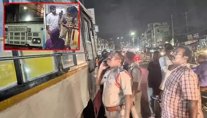Vizag: దారుణం.. బస్సులో మహిళలపై యాసిడ్ దాడి Vizag: దారుణం.. బస్సులో మహిళలపై యాసిడ్ దాడి
