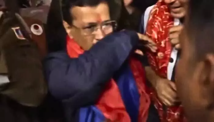 Arvind Kejriwal: అరవింద్ కేజ్రీవాల్పై లిక్విడ్ ఎటాక్ Arvind Kejriwal: అరవింద్ కేజ్రీవాల్పై లిక్విడ్ ఎటాక్