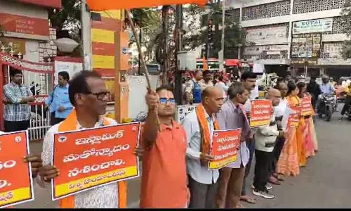 Bangla Hindus : బంగ్లా హిందువులకు మద్ధతుగా భారత్ లో ఆందోళనలు