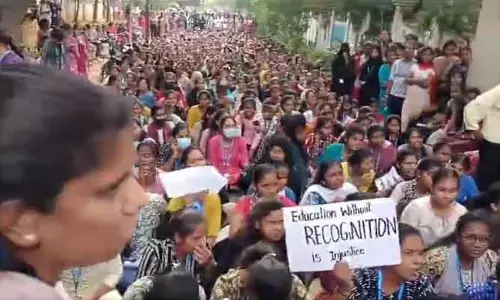 Koti Womens: కోఠి మహిళా విశ్వవిద్యాలయంలో విద్యార్ధుల ఆందోళన