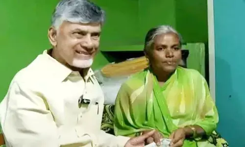 CM Chandrababu:పెన్షన్లు పంపిణీ చేసిన సీఎం చంద్రబాబు