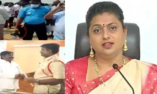 ఉద్యోగితో చెప్పులు మోయించిన రోజా.. కర్నూలులో  ఫిర్యాదు చేసిన దళిత నేతలు
