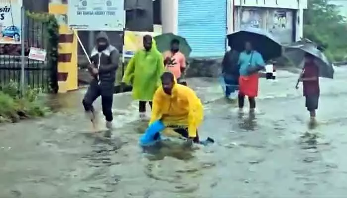 Cyclone: ఫెంగల్ తుఫాన్ ఎఫెక్ట్.. రోడ్లపై చేపలు పడుతున్న యువకులు Cyclone: ఫెంగల్ తుఫాన్ ఎఫెక్ట్.. రోడ్లపై చేపలు పడుతున్న యువకులు