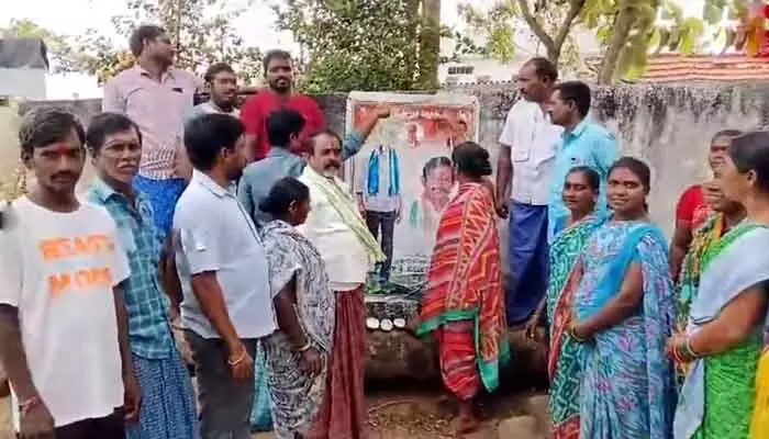Amanagal: సీఎం రేవంత్ రెడ్డికి పాలాభిషేకం చేసిన రైతులు Amanagal: సీఎం రేవంత్ రెడ్డికి పాలాభిషేకం చేసిన రైతులు