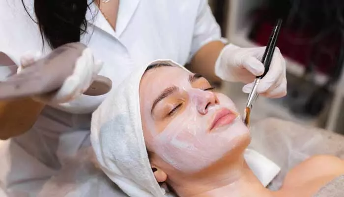 Beauty tips: ఫేషియల్ చేయించుకున్న తరువాత ఈ తప్పులు చేయకండి..! Beauty tips: ఫేషియల్ చేయించుకున్న తరువాత ఈ తప్పులు చేయకండి..!