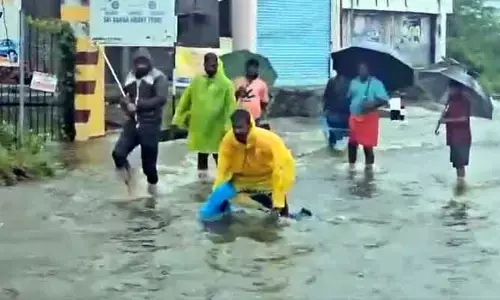 Cyclone: ఫెంగల్ తుఫాన్ ఎఫెక్ట్.. రోడ్లపై చేపలు పడుతున్న యువకులు