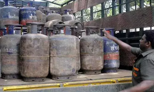 LPG Cylinder Price Hike: వినియోగదారులకు బిగ్ షాక్.. కమర్షియల్ గ్యాస్ సిలిండర్ ధర పెంపు..!